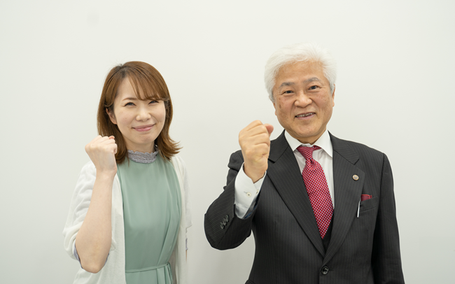 写真左からセミナーの司会を務めたchisatoさん、基調講演で講師を務めた鳥山昌則さん